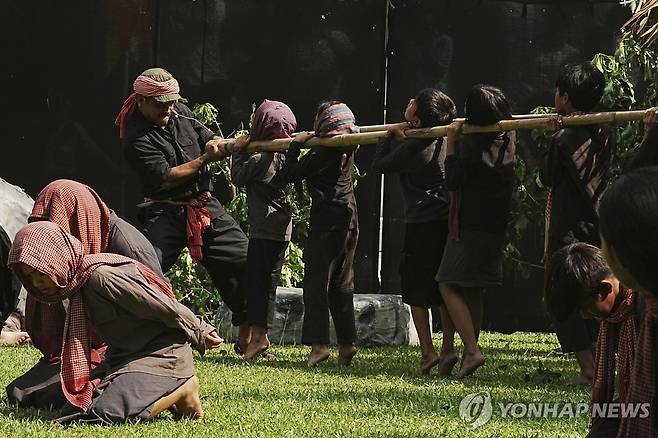 캄보디아, 크메르루주 대학살 50주년 추모 공연 20일(현지시간) 캄보디아 쩡액에서 열린 크메르 루주 공산주의 정권의 대학살 50주년 추모 행사에서 학생 배우들이 크메르 루주의 고문 만행을 재연하는 모습. 2025.05.21
[AP 연합뉴스 자료사진. 재판매 및 DB 금지]
