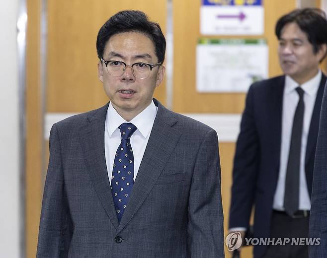 내란 임무 종사 1심 속행 공판 향하는 윤승영 전 국수본 수사기획조정관 (서울=연합뉴스) 황광모 기자 = 12·3 비상계엄 사태와 관련해 내란 중요 임무 종사 혐의로 재판에 넘겨진 윤승영 전 경찰청 국가수사본부 수사기획조정관(치안감)이 16일 서울 서초구 서울중앙지법에서 열린 1심 속행 공판에 출석하고 있다. 2025.4.16 hkmpooh@yna.co.kr