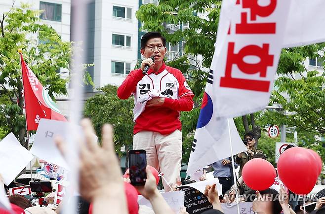 김문수 고양 집중유세 (고양=연합뉴스) 박동주 기자 = 국민의힘 김문수 대선 후보가 21일 경기 고양시 덕양구 화정역 문화광장 앞에서 집중유세를 하고 있다. 2025.5.21 [공동취재] pdj6635@yna.co.kr