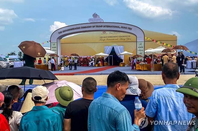 트럼프그룹, 베트남 리조트 착공 (흥옌성[베트남] 로이터=연합뉴스) 21일(현지시간) 베트남 북부 하노이 인근 흥옌성에서 도널드 트럼프 미국 대통령의 가족기업 '트럼프 오거니제이션'이 짓는 고급 리조트 단지 착공식이 열렸다. 2025.05.21