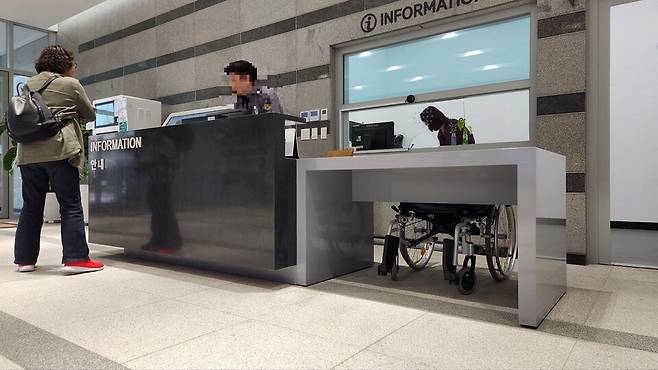 ▲ 포천시청 신관 1층 안내 데스크에 비치된 휠체어. 인천일보의 지적 이후 시가 뒤늦게 휠체어를 비치했지만, 이용자 안내를 위한 표지판은 여전히 설치되지 않은 상태다.