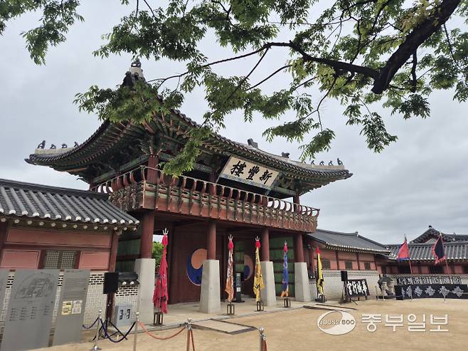 화성행궁의 정문 신풍루. 이성관 기자