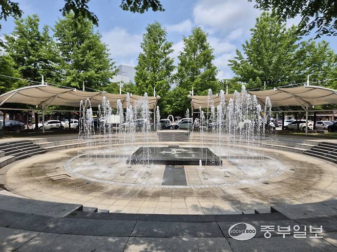 개나리공원 한 가운데 위치한 분수대. 이성관 기자