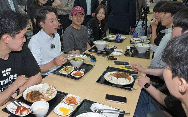 개혁신당 이준석 대선 후보가 22일 인천시 미추홀구 인하대학교 학생식당에서 학생들과 점심을 먹으며 대화를 나누고 있다. 이진우 기자 ljw@kihoilbo.co.kr