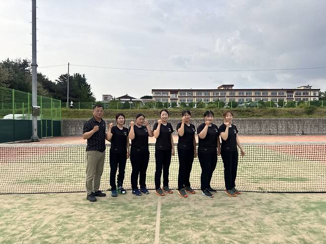 고복성 감독과 충남개발공사 여자소프트테니스 선수들.[사진=충남개발공사 제공]