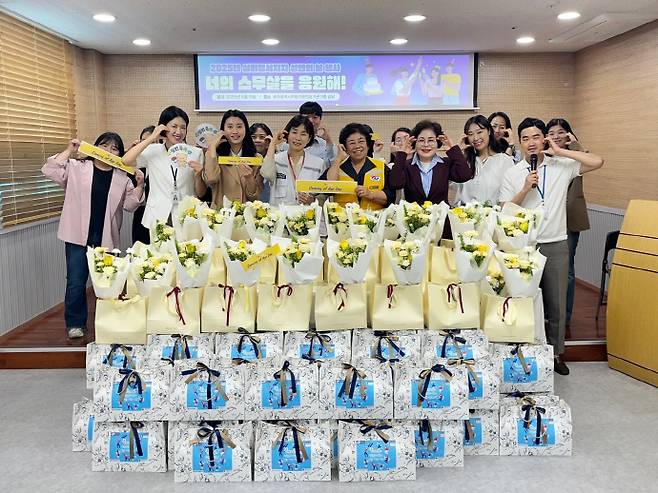 광주광역시자립지원전담기관은 성년의 날(5월19일)을 맞아 올해 성년이 된 2006년생 자립준비청년 30명에 스무살이 된 것을 축하하며 선물꾸러미를 전달하고 격려했다./광주시자립지원전담기관 제공