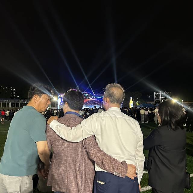 지난 21일 밤 전북대학교 건지대동제 축제에 참여해 윤도현 밴드의 공연을 바라보며 흥에 취한 전북대 양오봉 총장(오른쪽)과 최병선 전북대총동문회장(가운데)의 뒷모습./전북일보