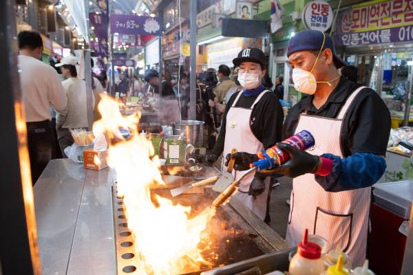 달당한 낭만야시장에서매대에서 음식을 만들고 있다.구미시