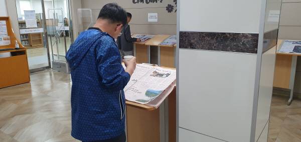 22일 포항시 남구 상대동에 있는 영암도서관에서 시민들이 신문을 탐독하는 모습. 황영우 기자