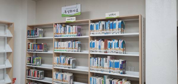 22일 포항시 남구 상대동에 있는 영암도서관은 노인 특성화 도서관인데 치매, 건강 등 각종 자료가 별도로 구비돼 있는 모습. 황영우 기자