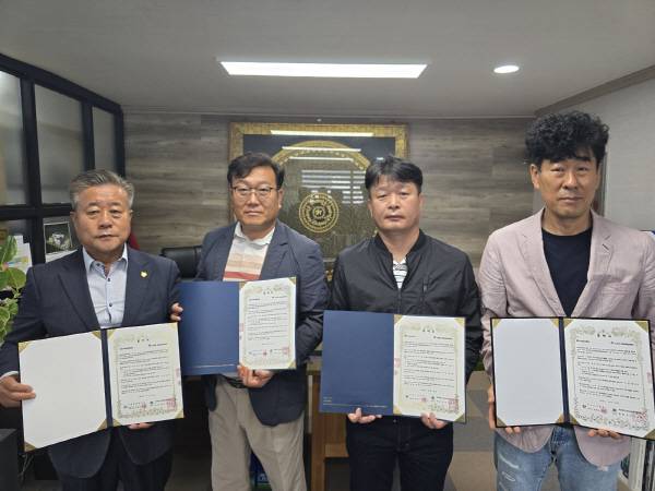 (사)환경운동실천협의회 김헌규총재(왼쪽)가 22일 실시한 (주)하운종합건설, (주)성도이앤지와의 지역 환경보전활동 및 윤리경영 캠페인 공동 추진을 위한 업무협약식에서 기념 촬영을 하고 있다. 환경운동실천협의회