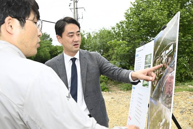 최재훈 달성군수가 철거 현장을 방문해 최종 점검하고 있다. 달성군 제공