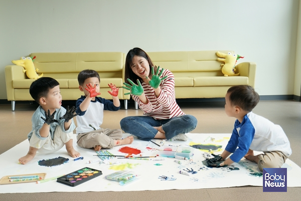 악어선생님과 아이들이 미술 놀이를 하고 있는 모습. ⓒ커넥팅더닷츠