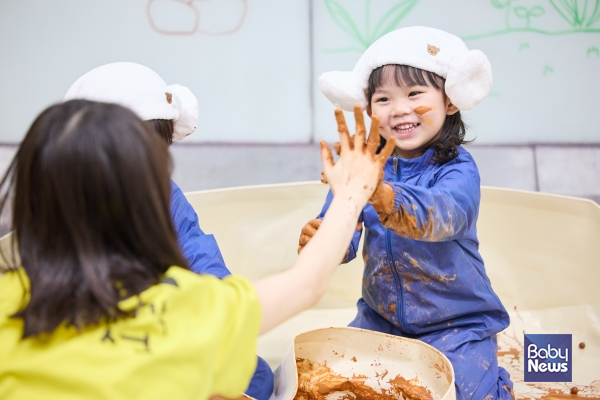 째깍섬은 단순한 놀이 공간이 아닌 예술, 과학, 신체 활동 등 다양한 콘텐츠를 주제로 한 프로그램을 통해 아이들이 능동적으로 참여할 수 있는 기회를 제공하고 있다. ⓒ커넥팅더닷츠