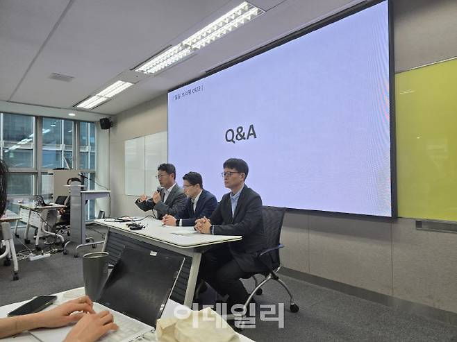 SK텔레콤 임원들이 일일브리핑에서 질문을 받고 있다.(좌측부터)김희섭 SK텔레콤 PR센터장, 임봉호 SKT MNO사업부장, 류정환 네트워크인프라센터장(사진=윤정훈 기자)