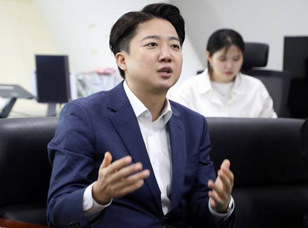 이준석 개혁신당 대통령 후보가 20일 광주광역시의회 기자실을 찾아 지역 기자단과 질의응답하고 있다. (사진=뉴스1)