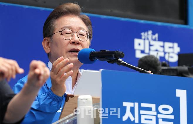 이재명 더불어민주당 대선 후보가 22일 오전 제주시 일도일동 동문로터리에서 열린 유세에서 연설을 하고 있다.(사진=뉴시스)