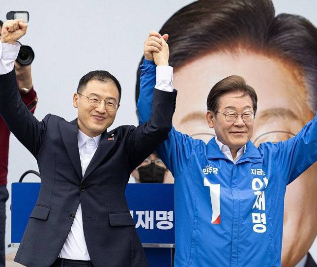 이재명 더불어민주당 대선후보가 16일 전북 익산시 익산역 동부광장에서 열린 유세에서 당시 무소속이던 김상욱 의원과 손을 들어 인사하고 있다.(사진=연합뉴스)