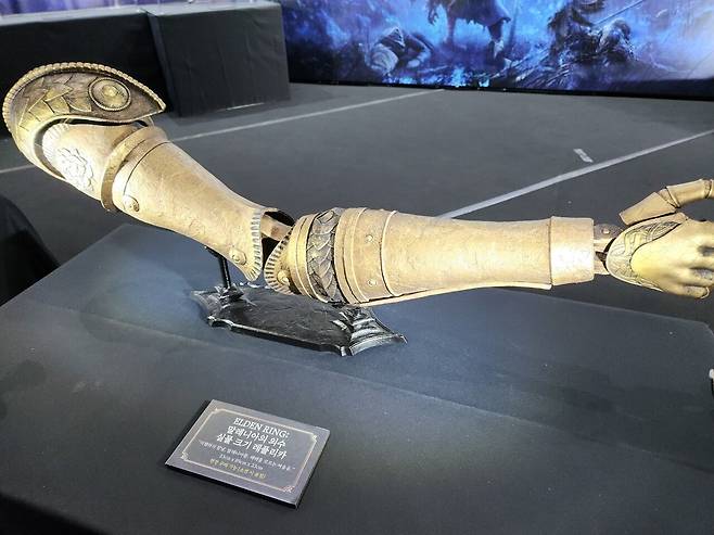 - 말레니아의 의수 실물 크기 레플리카가 전시돼 있다