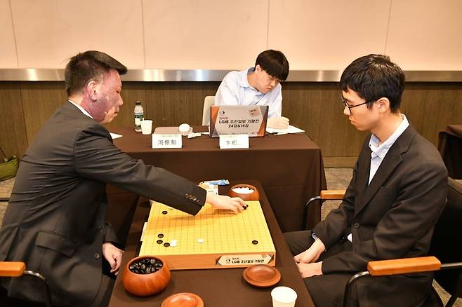 디펜딩 챔피언 변상일 9단(오른쪽)이 대만의 저우쥔쉰 9단과 일전을 치르고 있다.(사진 한국기원 제공)