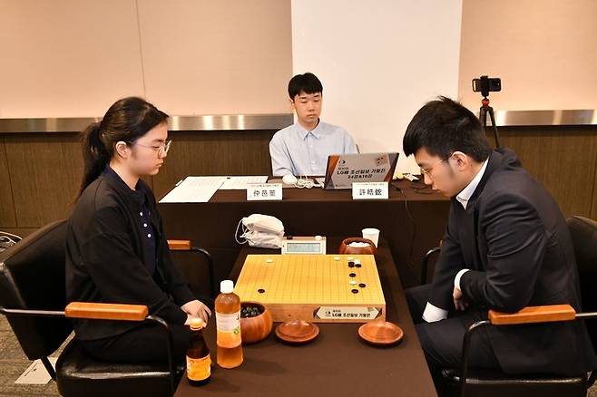 이번 대회 최연소 출전자 스미레 4단(왼쪽)이 대만의 쉬하오훙 9단과 대국하고 있다.(사진 한국기원 제공)