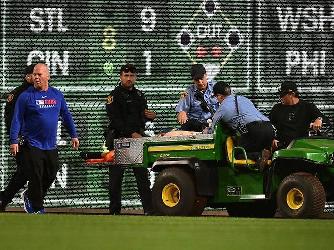 (피츠버그 야구장 외야 펜스에서 추락한 남성을 의료진이 보살피고 있다 | Photo credit: Gene J. Puskar)