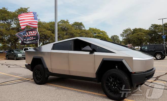 미국 미시간주 워렌의 한 주차장에 테슬라 사이버트럭이 주차돼 있다. 2024.09.27 ⓒ 로이터=뉴스1 ⓒ News1 정지윤 기자