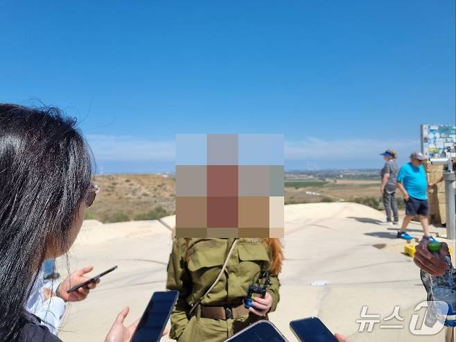 이스라엘방위군(IDF) 관계자가 기바트 코비 전망대에서 20일(현지시간) 한국 취재진의 질문에 답하고 있다. ⓒ News1 (스데로트=뉴스1) 김예슬 기자