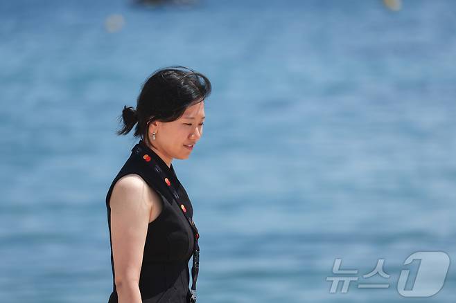제78회 칸 국제영화제가 열리고 있는 프랑스 남부 소도시 칸(Cannes) 크루아제트 해변에서 ‘라 시네프’ 섹션에 초청받은 단편영화 ‘첫여름’의 허가영 감독(한국영화아카데미(KAFA))이 뉴스1과 인터뷰를 하고 있다. 2025.5.21/뉴스1 ⓒ News1 이준성 기자