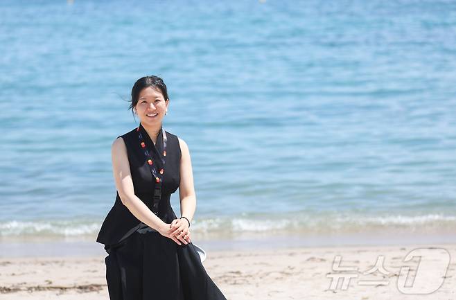 제78회 칸 국제영화제가 열리고 있는 프랑스 남부 소도시 칸(Cannes) 크루아제트 해변에서 ‘라 시네프’ 섹션에 초청받은 단편영화 ‘첫여름’의 허가영 감독(한국영화아카데미(KAFA))이 뉴스1과 인터뷰를 하고 있다. 2025.5.21/뉴스1 ⓒ News1 이준성 기자