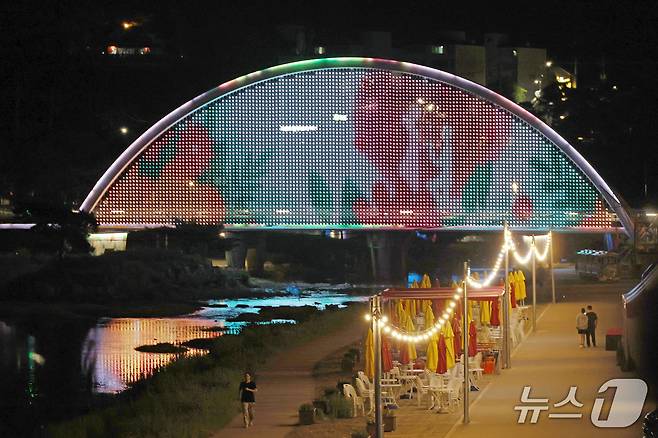 충북 괴산군이 지역 야간경관 개선과 관광 활성화를 위해 동진천변에 설치한 미디어파사드 연출 모습.(괴산군 제공)/뉴스1