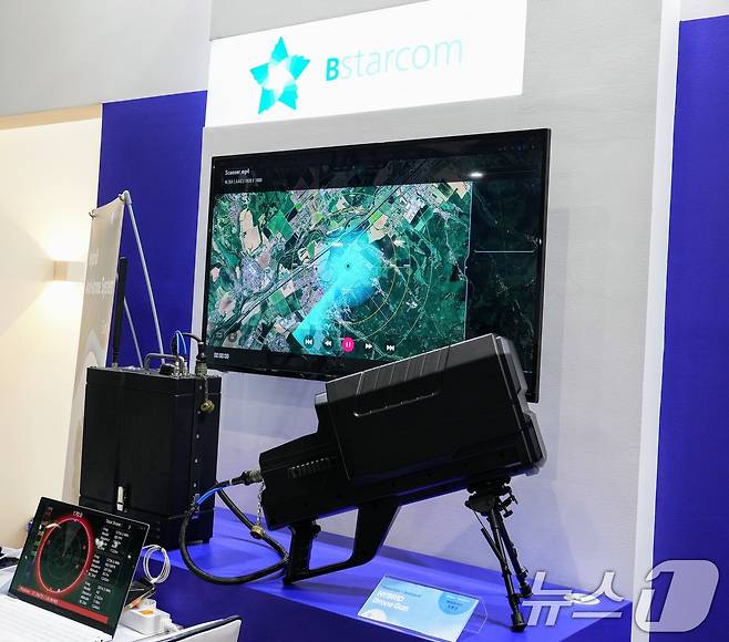 지난 21일(현지시간) 말레이시아 방산전시회 'LIMA 2025' 전시회장 안에 마련된 한국관 부스에서 비스타컴의 백팩형 안티 드론 체계인 '하이브리드 드론 건'이 전시돼있다. (한국방위산업진흥회 제공. 재판매 및 DB 금지) 2025.5.22/뉴스1