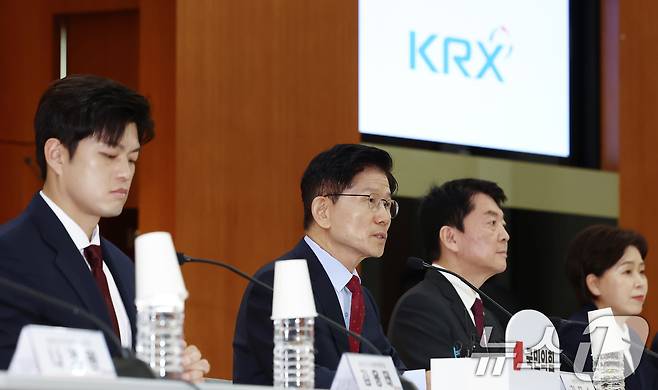 김문수 국민의힘 대통령 후보가 22일 서울 여의도 한국거래소에서 열린 중앙선거대책위원회 현장 회의에서 발언하고 있다. 2025.5.22/뉴스1 ⓒ News1 김민지 기자