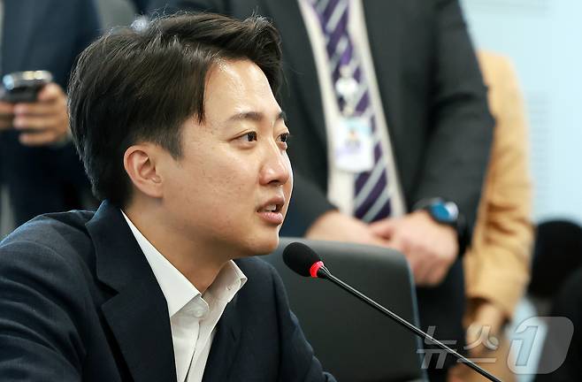 이준석 개혁신당 대통령 후보가 21일 오후 경기 성남시 성남의료원에서 한호성 성남시의료원장과 면담하고 있다. 2025.5.21/뉴스1 ⓒ News1 김진환 기자