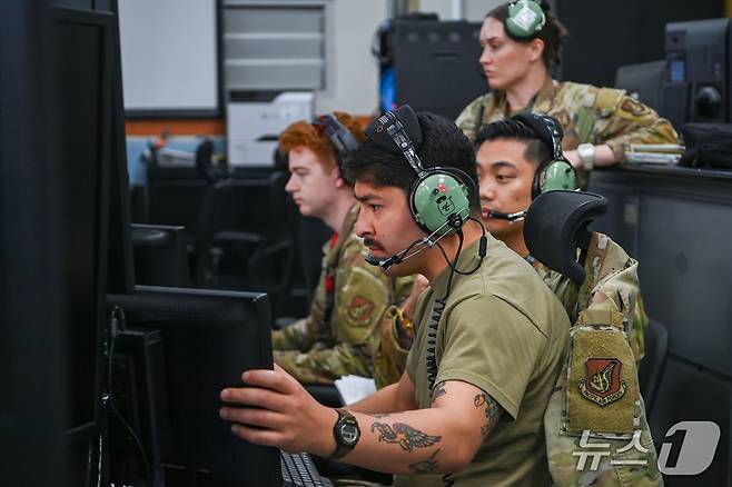 한국항공우주작전본부(KAOC)에서 미국 공군이 작전을 수행하고 있다.(공군 제공)