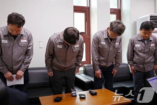 22일 오전 광주 광산구 소촌동 금호타이어 광주공장 화재 현장에서 금호타이어 관계자들이 사과하고 있다. 왼쪽부터 김용훈 광주공장장, 김명선 부사장, 성용태 노사협력 상무, 김옥조 커뮤니케이션 상무. ⓒ News1 이승현 기자