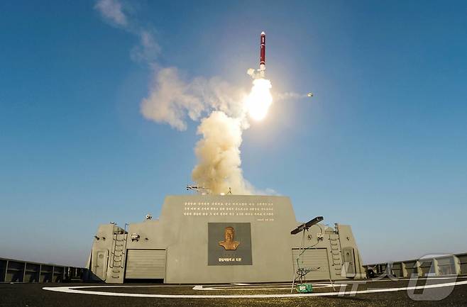 (평양 노동신문=뉴스1) = 북한의 신형 5000톤급 구축함 '최현'호에서 순항미사일이 발사되는 모습. [국내에서만 사용가능. 재배포 금지. DB 금지. For Use Only in the Republic of Korea. Redistribution Prohibited] rodongphoto@news1.kr