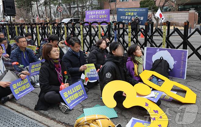 고민정 더불어민주당 인권위원장이 5일 서울 종로구 주한 일본대사관 앞 ‘평화로’에서 열린 3·1절 및 3·8세계여성의날 기념 제1690차 정기 수요시위에 참석하고 있다. 수요집회 건너편에서는 보수단체 회원이 일장기를 흔들고 있다. 2025.3.5/뉴스1 ⓒ News1 박지혜 기자