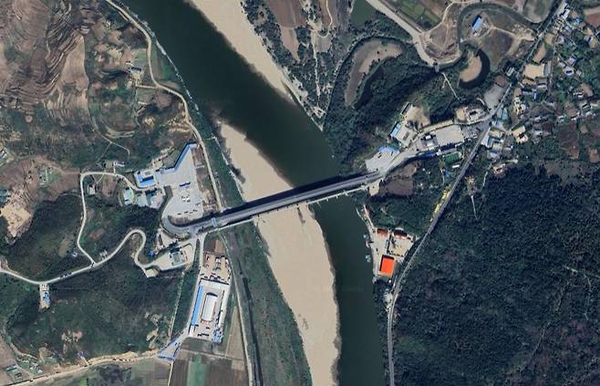 북한 함경북도 나선(나진·선봉)특별시의 원정리와 중국 지린성 훈춘시를 잇는 취안허(圈河) 검문소 전경. (구글 어스 갈무리)