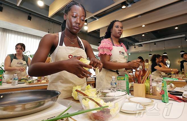 22일 서울 중구 샘표 우리맛공간에서 열린 한식체험 쿠킹클래스에서 미국 조지아대 학생이 겉절이를 만들고 있다. 2025.5.22/뉴스1 ⓒ News1 김진환 기자