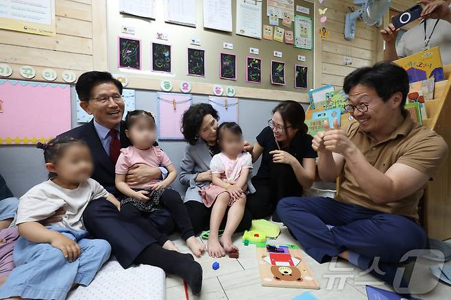 김문수 국민의힘 대통령 후보와 설난영 여사, 딸 김동주 씨, 사위가 22일 경기 광명시의 한 어린이집에서 아이들을 만나고 있다. (공동취재) 2025.5.22/뉴스1 ⓒ News1 이광호 기자