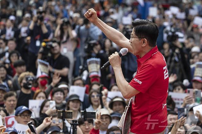 김문수 국민의힘 대통령 후보가 22일 오후 경기 광명시 철산동 철산로데오거리에서 가진 유세에서 시민들에게 지지를 호소하고 있다. (공동취재) 2025.5.22/뉴스1 ⓒ News1 이광호 기자