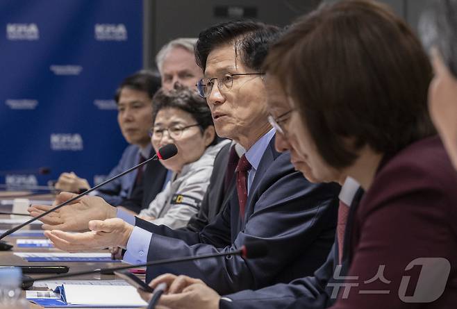김문수 국민의힘 대통령 후보가 22일 서울 용산구 대한의사협회를 방문해 김택우 의사협회장을 비롯한 회장단과 가진 간담회에서 의정갈등 해소에 대한 입장을 설명하고 있다. (공동취재) 2025.5.22/뉴스1 ⓒ News1 이광호 기자