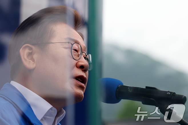 이재명 더불어민주당 대통령 후보가 22일 오후 경남 양산시 양산워터파크공원에서 시민들에게 지지를 호소하고 있다. (공동취재) 2025.5.22/뉴스1 ⓒ News1 이재명 기자