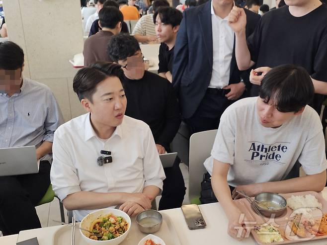 ‘학식먹자 이준석’을 진행하는 이준석 개혁신당 대통령 후보가 20일 낮 광주 북구 용봉동 전남대학교 제1학생회관 학생식당에서 학생들과 식사하며 질문에 답하고 있다. ⓒ News1 서충섭 기자