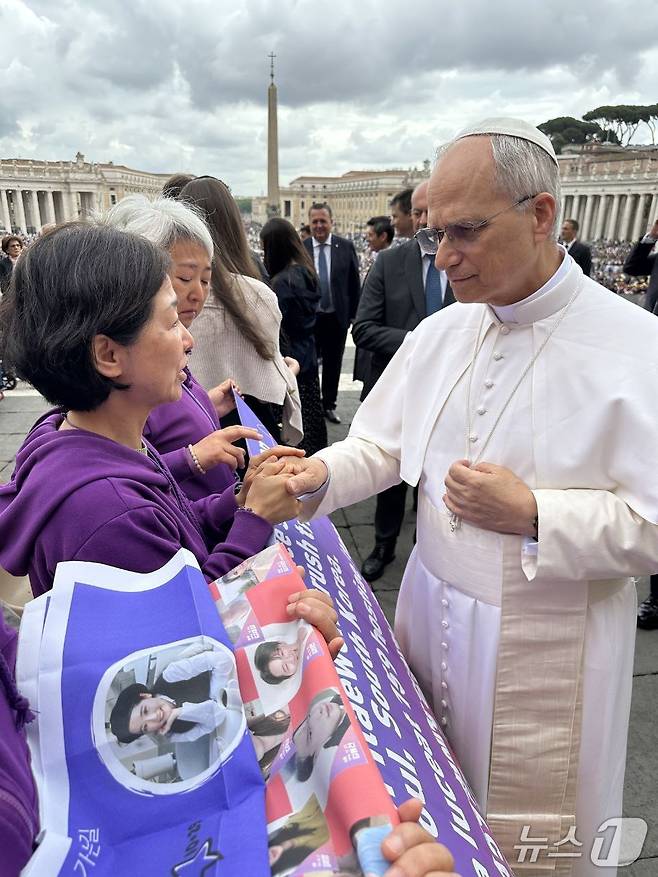 이태원 참사 유가족들이 21일(현지시간) 바티칸 성 베드로 광장에서 레오 14세 교황을 알현하고 있다. 2025.05.22/뉴스1(이태원참사 유가족협의회 제공)