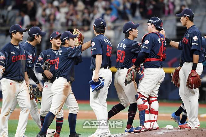 롯데 선수들이 1일 고척스카이돔에서 열린 2025 KBO리그 키움과 경기에서 5-0으로 승리하며 3연승을 거둔 뒤 하이파이브를 나누고 있다. 고척 | 박진업 기자 upandup@sportsseoul.com