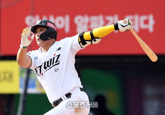 KT 황재균이 좌측으로 향한 타구를 바라보고 있다. 수원 | 박진업 기자 upandup@sportsseoul.com