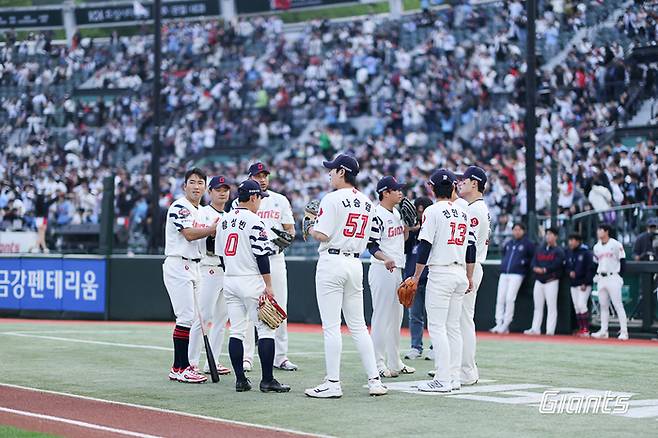 롯데 선수단이 24일 부산 사직구장에서 열린 2025 KBO리그 한화전을 준비하고 있다. 사진 | 롯데 자이언츠