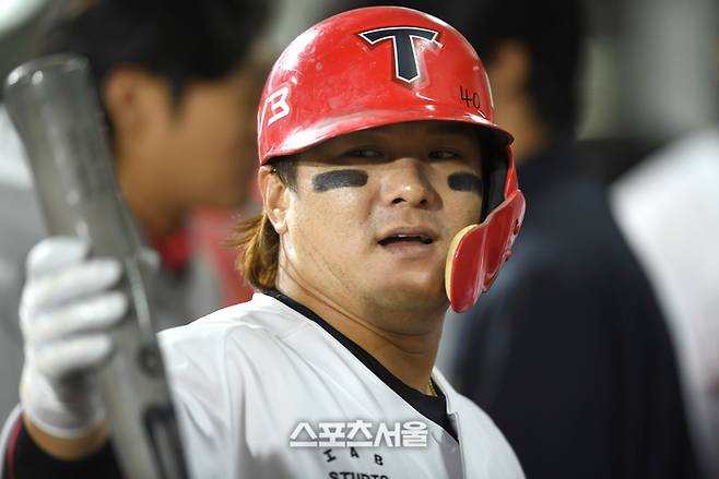 김선빈이 덕아웃에서 그라운드를 바라보고 있다. 광주 | 최승섭기자 thunder@sportsseoul.com